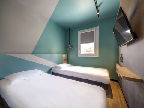 Standard Room, 2 Twin Beds | Desk, soundproofing, free WiFi, bed sheets