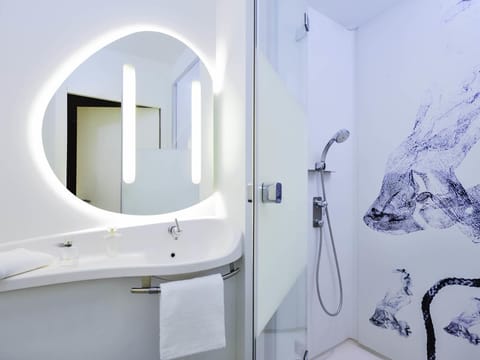 Desk, free cribs/infant beds, free WiFi, bed sheets