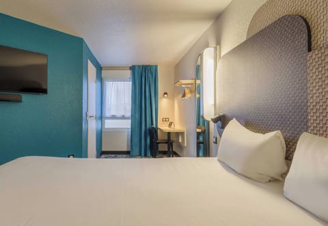 Double Room, Non Smoking | Desk, blackout drapes, soundproofing, free WiFi