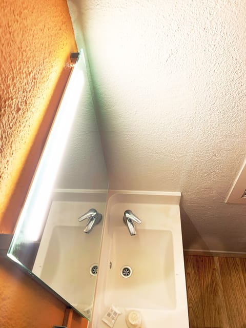 Shower, eco-friendly toiletries, towels