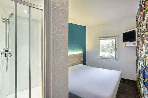 Room, 1 Double Bed, Private Bathroom (Cabrio) | Individually furnished, blackout drapes, free cribs/infant beds