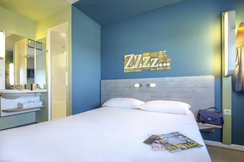 Double Room | Bathroom | Shower, eco-friendly toiletries, towels