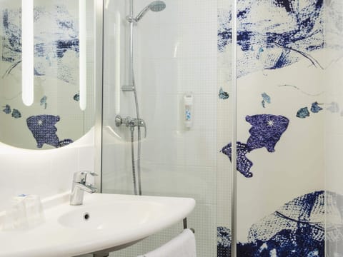 Triple Room, Multiple Beds | Desk, soundproofing, free WiFi, bed sheets