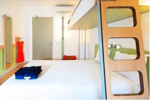 Triple Room, Multiple Beds | Desk, soundproofing, free WiFi, bed sheets