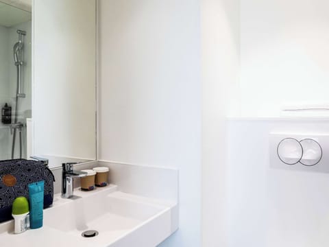 Standard Room, 1 Queen Bed, City View | Bathroom | Shower, eco-friendly toiletries, towels