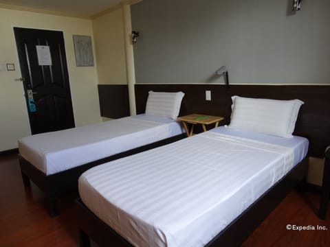 Standard Twin Room | Desk, rollaway beds, free WiFi