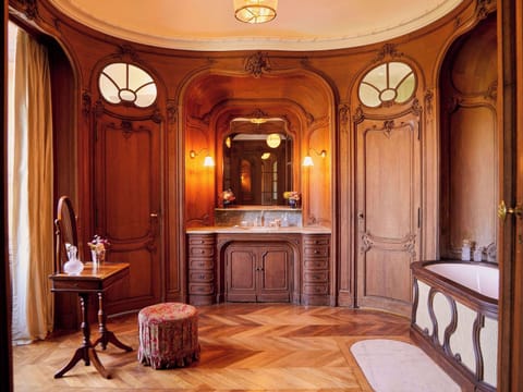 Suite de la Baronne (Abbaye) | Minibar, in-room safe, individually decorated, iron/ironing board