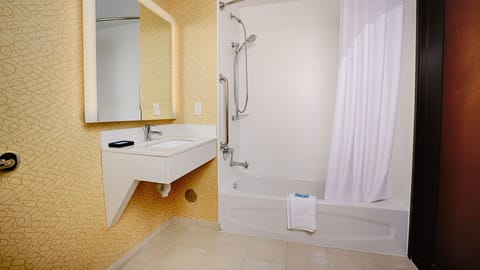 Combined shower/tub, free toiletries, hair dryer, towels