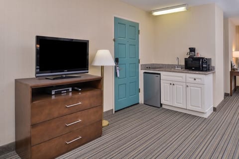 Suite, 1 King Bed, Non Smoking | Private kitchen | Fridge, microwave, coffee/tea maker