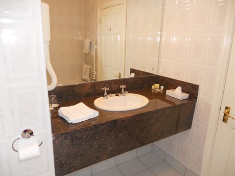 Family Room (2 Adults & 4 Children) | Bathroom | Combined shower/tub, deep soaking tub, free toiletries, hair dryer