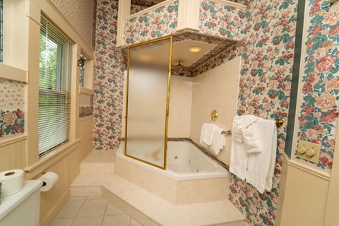 The Dewey Hotel Suite | Bathroom | Free toiletries, hair dryer, towels, soap