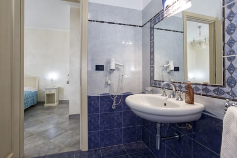 Comfort Triple Room | Bathroom | Free toiletries, hair dryer, children's robes, bidet