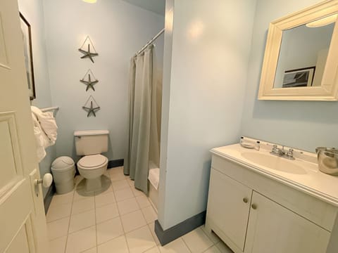 Standard Room, 1 Bedroom, Private Bathroom | Bathroom | Shower, towels