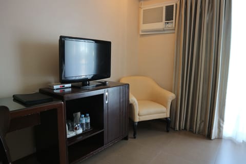 Deluxe Room | In-room safe, desk, blackout drapes, iron/ironing board