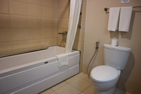 Deluxe Room | Bathroom | Free toiletries, hair dryer, towels