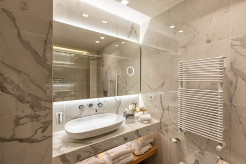 Executive Double Room, Partial Sea View | Bathroom | Combined shower/tub, eco-friendly toiletries, hair dryer, bidet