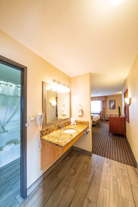 Desk, laptop workspace, iron/ironing board, free WiFi