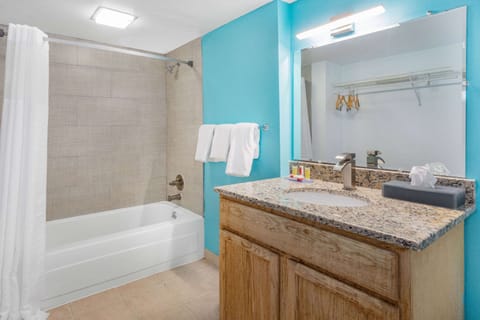 Combined shower/tub, hair dryer, towels