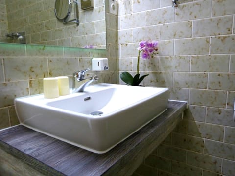 Comfort Suite, 1 Bedroom, Non Smoking | Bathroom | Shower, hair dryer, towels