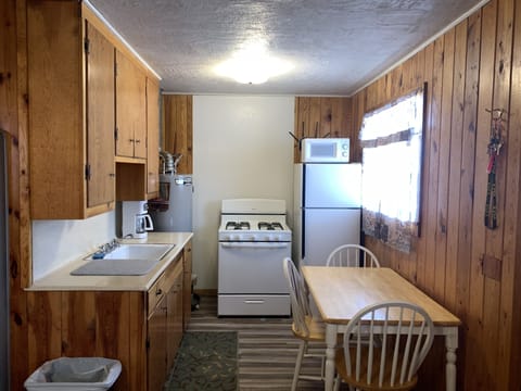 Deluxe Cabin, 2 Bedrooms, Mountain View | Private kitchen | Fridge, microwave, oven, stovetop