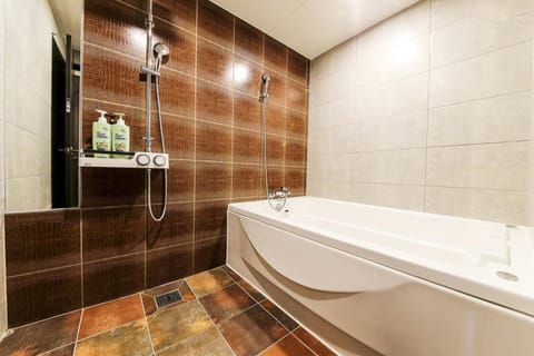 Separate tub and shower, free toiletries, towels