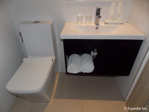 Deluxe Room | Bathroom | Shower, free toiletries, bidet, towels