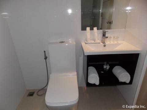 Premier Deluxe Room | Bathroom | Shower, free toiletries, bidet, towels