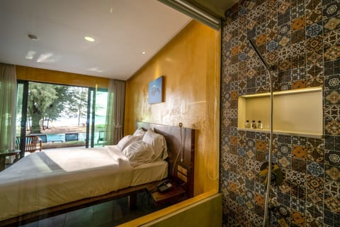 Beachfront Pool Access | Minibar, in-room safe, desk, blackout drapes