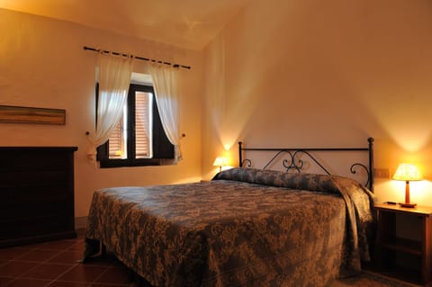 Luxury Apartment, 2 Bedrooms | Cribs/infant beds, free WiFi, bed sheets