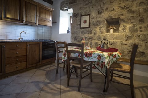 Deluxe Apartment, 1 Bedroom | Private kitchen | Fridge, microwave, oven, stovetop