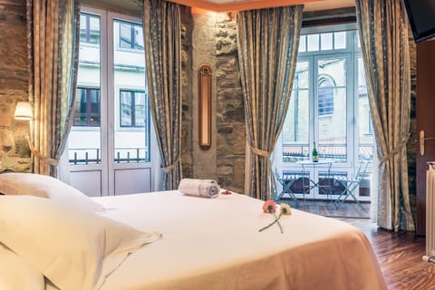 Double Room, Private Bathroom | Premium bedding, minibar, in-room safe, blackout drapes