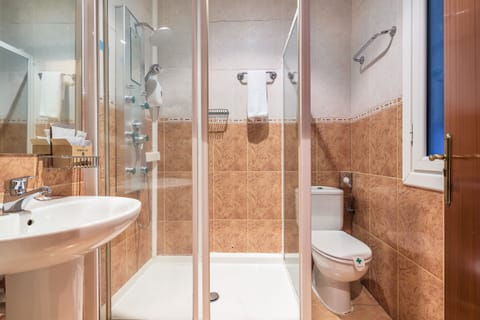 Double Room, Private Bathroom | Bathroom | Shower, free toiletries, hair dryer, bathrobes