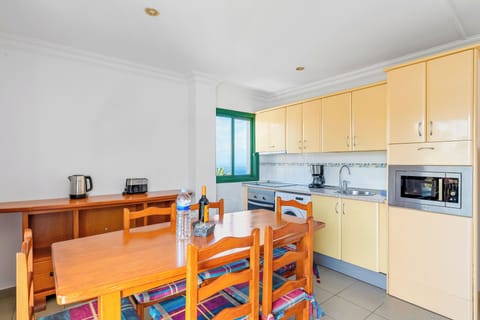 Comfort Apartment, 2 Bedrooms, Mountain View | Private kitchen | Fridge, microwave, oven, stovetop