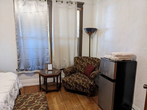 Pet-friendly, Shared Bath, King Bed, w/ View | Individually furnished, bed sheets