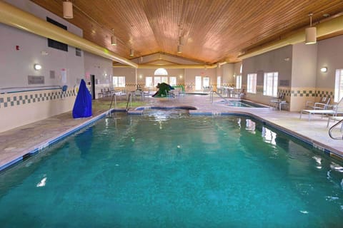 Indoor pool, sun loungers