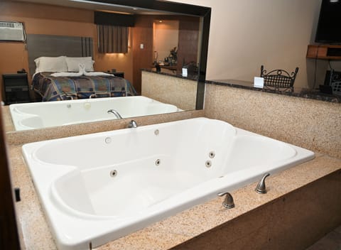 Room, 1 Queen Bed, Jetted Tub | Jetted tub