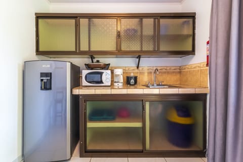 Economy Triple Room, 1 Bedroom | Private kitchen | Fridge