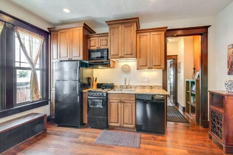 02 Tuscan Moon | Private kitchen | Fridge, microwave, oven, stovetop