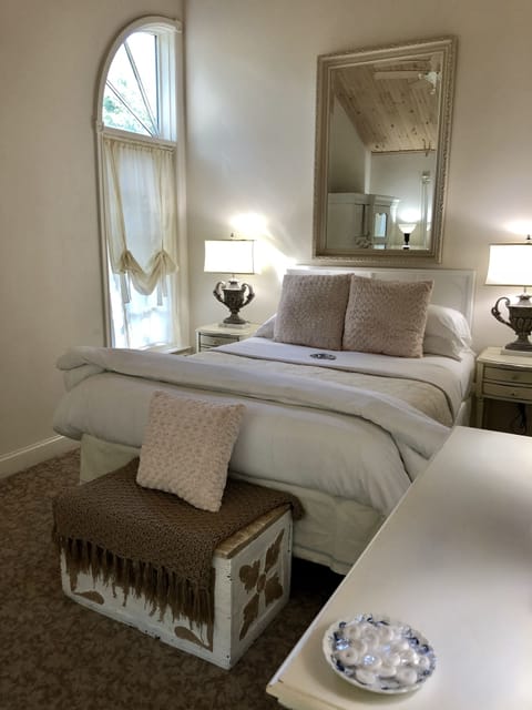 White Room, Deluxe Queen Suite, Private Bath, Park View, Bikes Included | Egyptian cotton sheets, premium bedding, down comforters