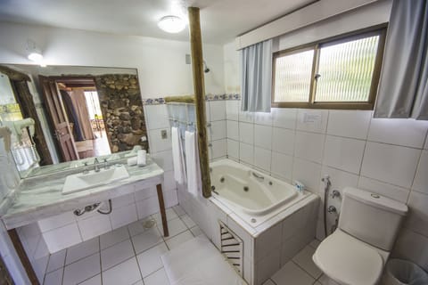 Studio (Orquídea) | Bathroom | Free toiletries, towels