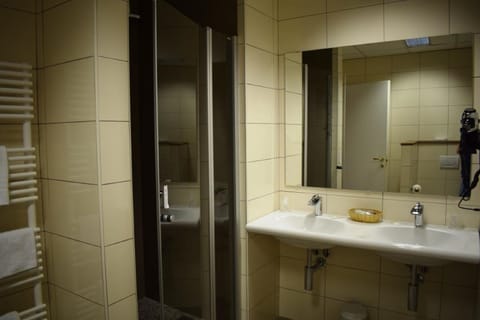 Double Room | Bathroom | Shower, free toiletries, hair dryer, bidet