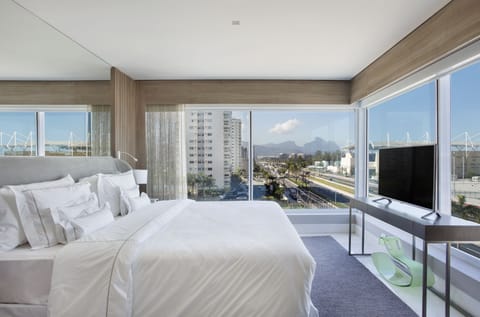 Deluxe Room, 1 King Bed | Premium bedding, minibar, in-room safe, desk