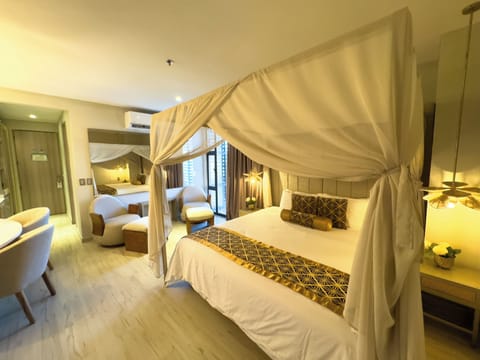 Junior Suite | Premium bedding, minibar, in-room safe, desk