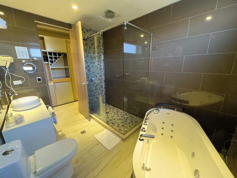 Junior Suite | Bathroom | Shower, free toiletries, hair dryer, towels