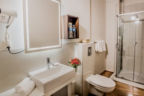 Comfort Double Room | Bathroom | Shower, free toiletries, hair dryer, slippers