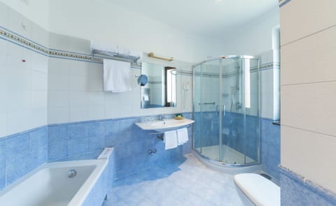 Classic Triple Room | Bathroom | Rainfall showerhead, eco-friendly toiletries, hair dryer, bathrobes