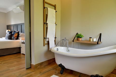 Deluxe Room (Deluxe Suite) | Deep soaking bathtub