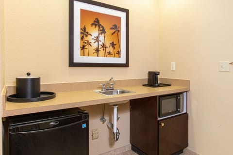 Studio, Accessible, Non Smoking | In-room safe, desk, blackout drapes, iron/ironing board