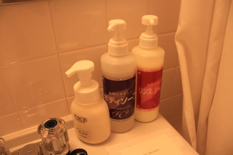 Combined shower/tub, deep soaking tub, free toiletries, hair dryer