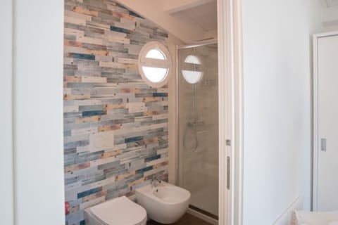 Studio Suite | Bathroom | Shower, rainfall showerhead, free toiletries, hair dryer